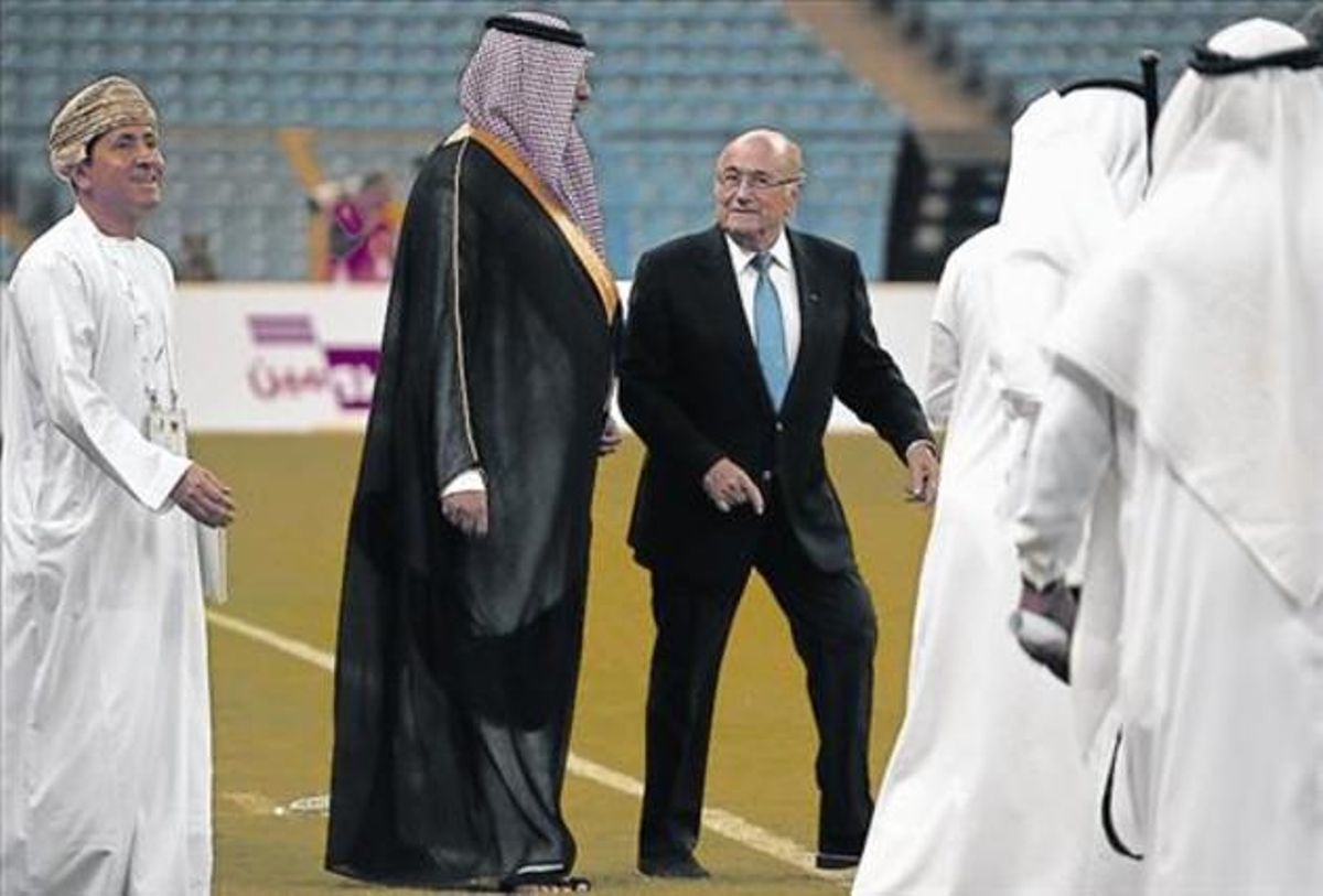 Joseph Blatter, ayer, antes del partido inaugural de la Copa del Golfo en el estadio Rey Fahd en Riad. Joseph Blatter, ayer, antes del partido inaugural de la Copa del Golfo en el estadio Rey Fahd en Riad.