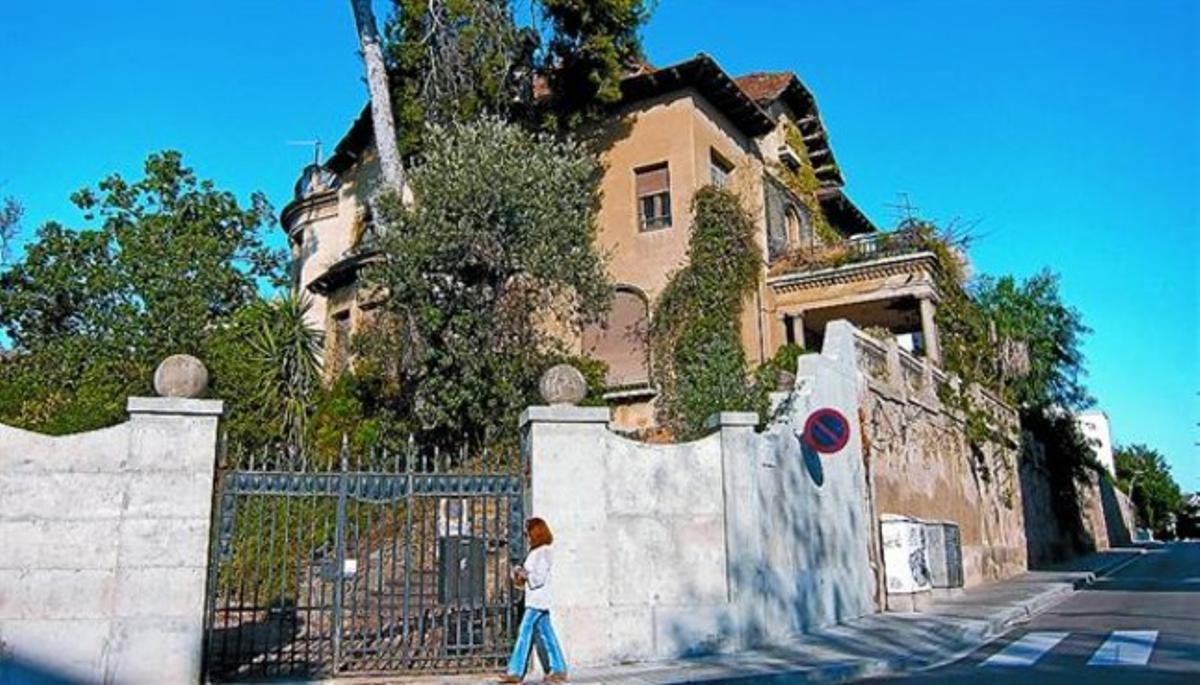 La mansión, abandonada, que Enric Sagnier construyó para Enric Cera en Sant Gervasi, ayer. La mansión, abandonada, que Enric Sagnier construyó para Enric Cera en Sant Gervasi, ayer.