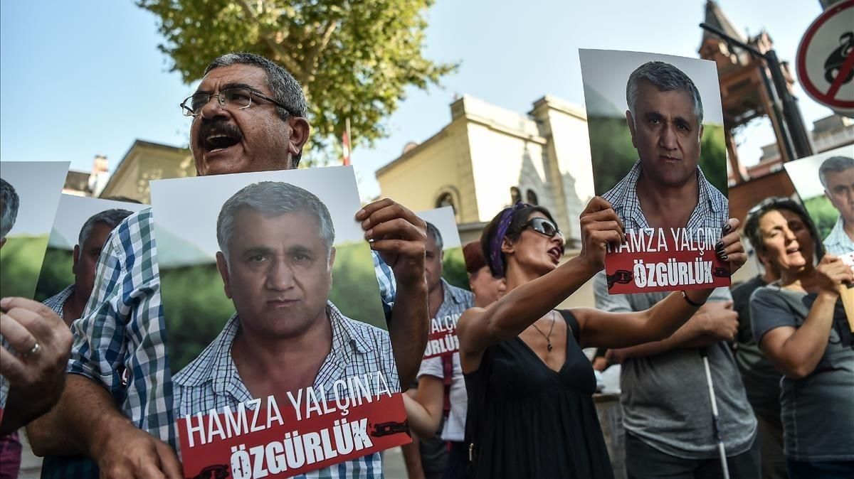 Manifestantes protestan por la detención de Yalçin a cargo de la policía española, el 13 de agosto, en Estambul. Manifestantes protestan por la detención de Yalçin a cargo de la policía española, el 13 de agosto, en Estambul.