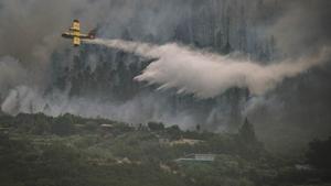 Labores de extinción de incendio que afecta a Tenerife.