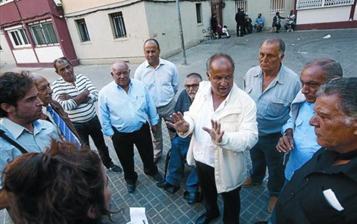 Los representantes de los gitanos de Badalona denuncian en Sant Roc el racismo del ayuntamiento del PP. ÁLVARO MONGE