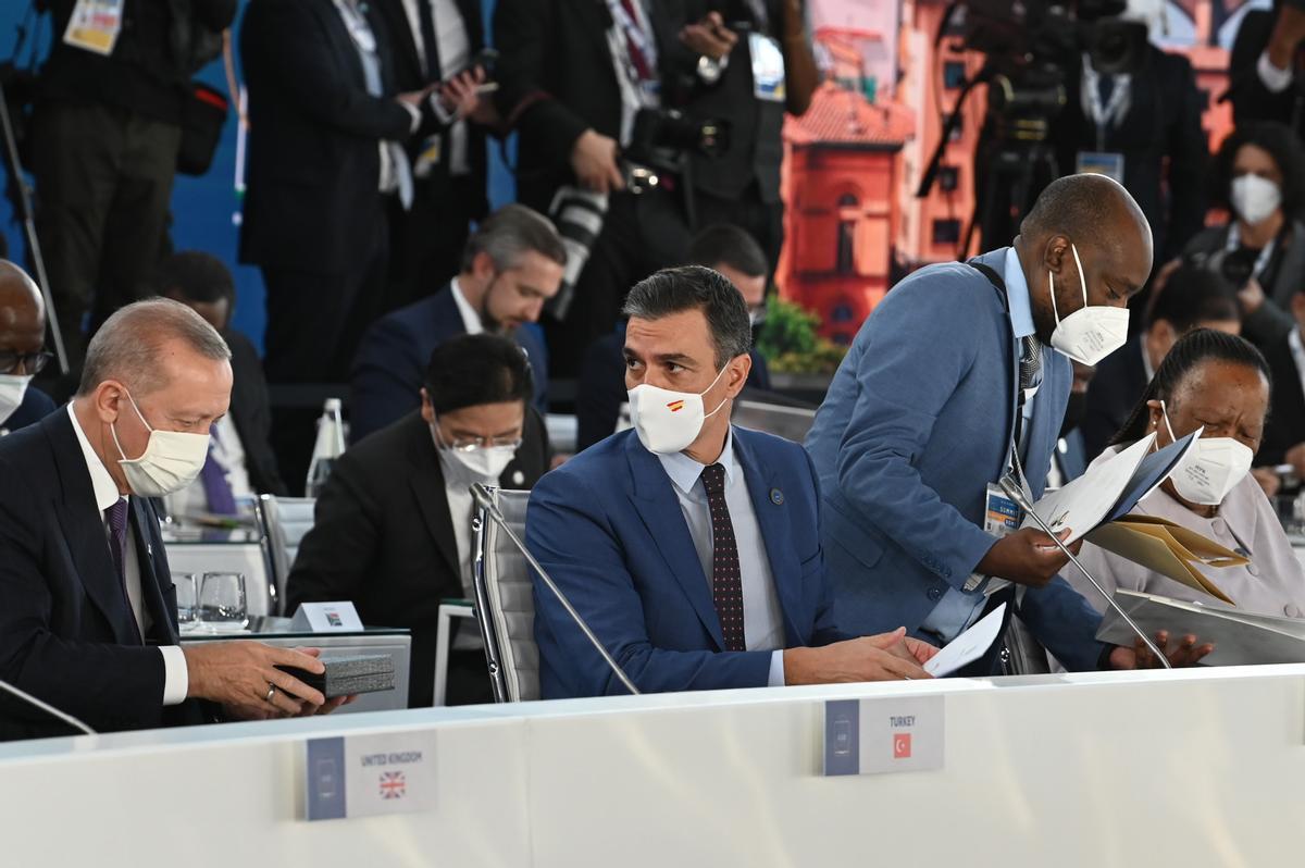 El presidente Pedro Sánchez, en un momento de la cumbre del G-20, junto con al presidente de Turquía, Recep Erdogan.