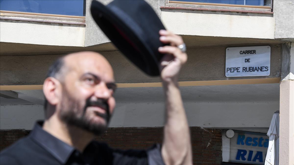 Corbacho se quita el sombrero frente a la placa de la calle de Rubianes.