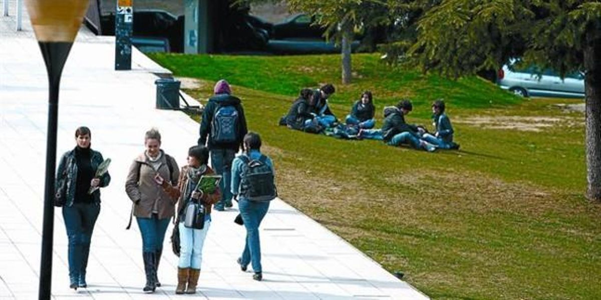Estudiantes en el campus de Bellaterra de la Universitat Autònoma de Barcelona. Estudiantes en el campus de Bellaterra de la Universitat Autònoma de Barcelona.