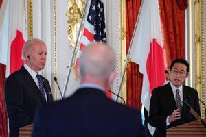 El presidente de EEUU, Joe Biden, escucha al primer ministro japonés en Tokio.