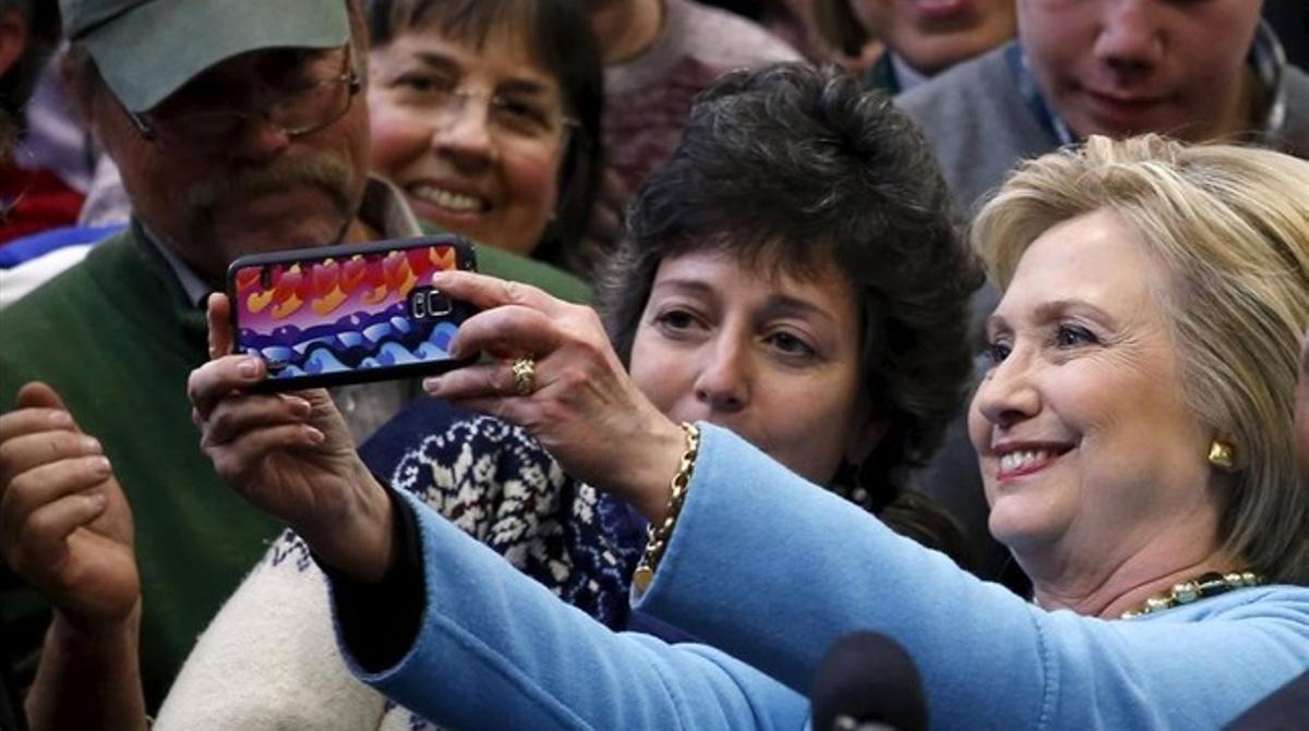 Hillary Clinton posa con una seguidora en un acto de campaña en Manchester (Nuevo Hampshire), este lunes.