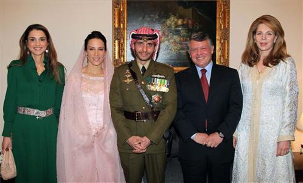 Hamza (en el centro), junto a su hermanastro Abdalá, su madre, Noor (derecha); su esposa, Basma, y su cuñada Rania, en 2012. Hamza (en el centro), junto a su hermanastro Abdalá, su madre, Noor (derecha); su esposa, Basma, y su cuñada Rania, en 2012.