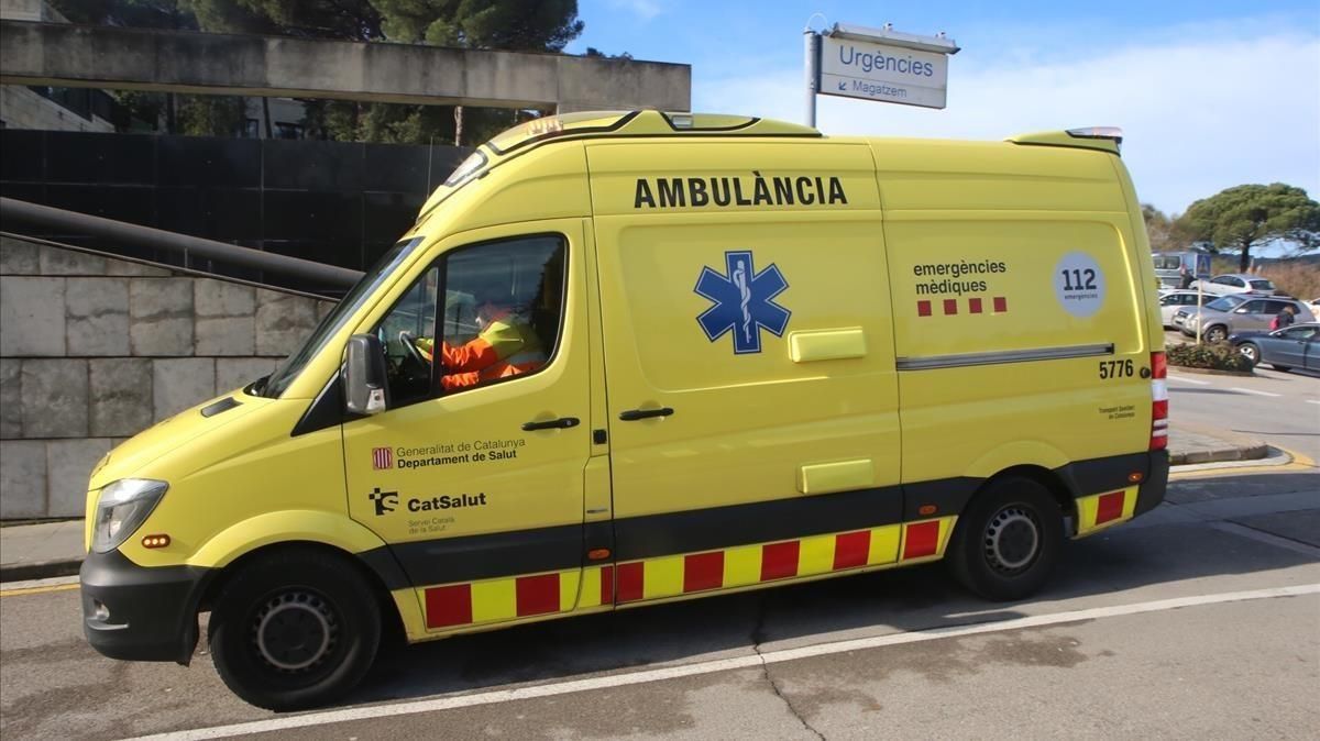 Una ambulancia atiende una emergencia. Una ambulancia atiende una emergencia.