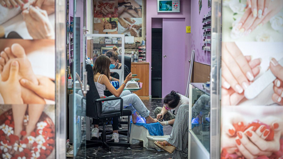 Trabajadoras estéticas de origen asiático atienden a una joven española en Barcelona. Trabajadoras estéticas de origen asiático atienden a una joven española en Barcelona.