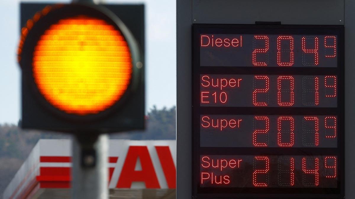 Un panel muestra los precios de la gasolina en una estación de servicio de Ebersburg, en Alemania.