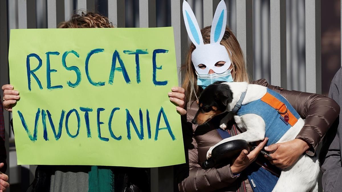 Protesta ante la sede de Vivotecnia en Barcelona. Protesta ante la sede de Vivotecnia en Barcelona.