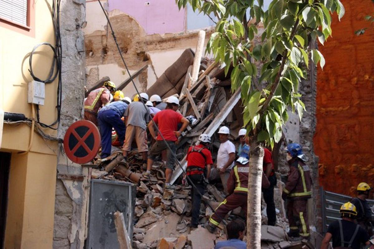 Rescatadas Dos Personas En Un Edificio Derrumbado En Lleida