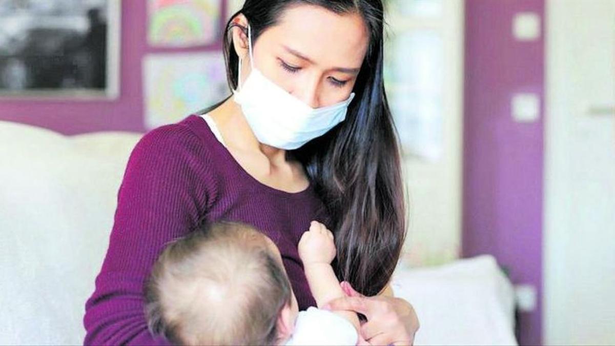Los neonatólogos insisten en que la lactancia es segura pese a que la madre esté infectada