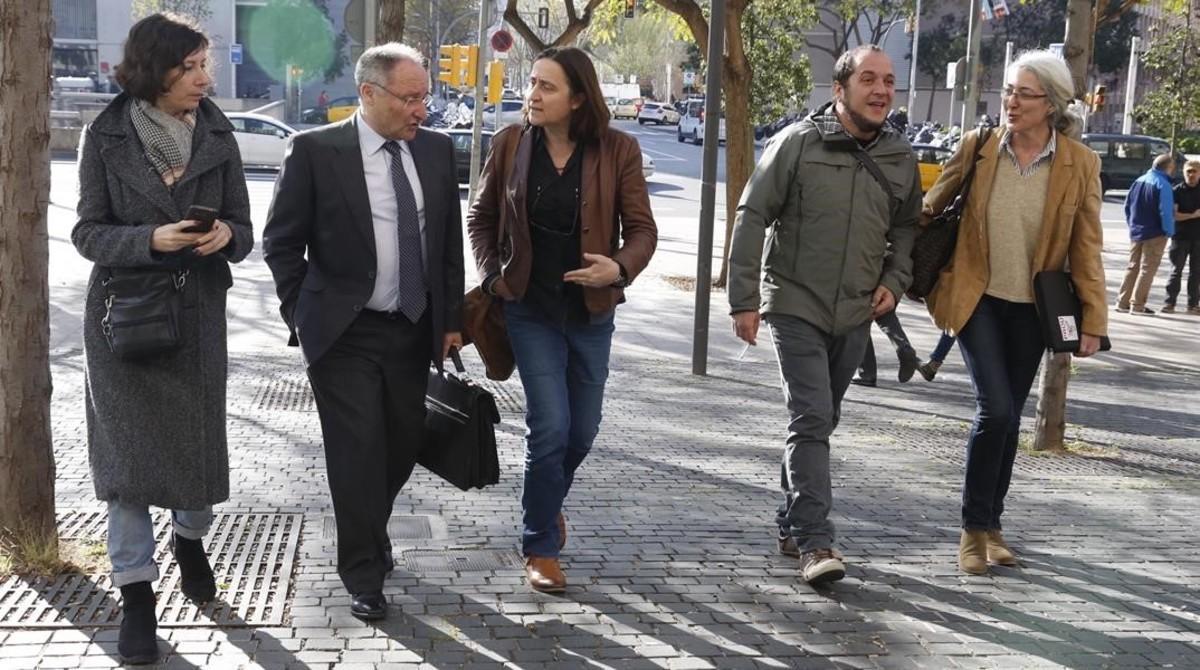 Simona Levy, Itziar González y David Fernàndez, acompañana a Joan Antoni Llinares a declarar como testigo en el juicio del ’caso Palau’.