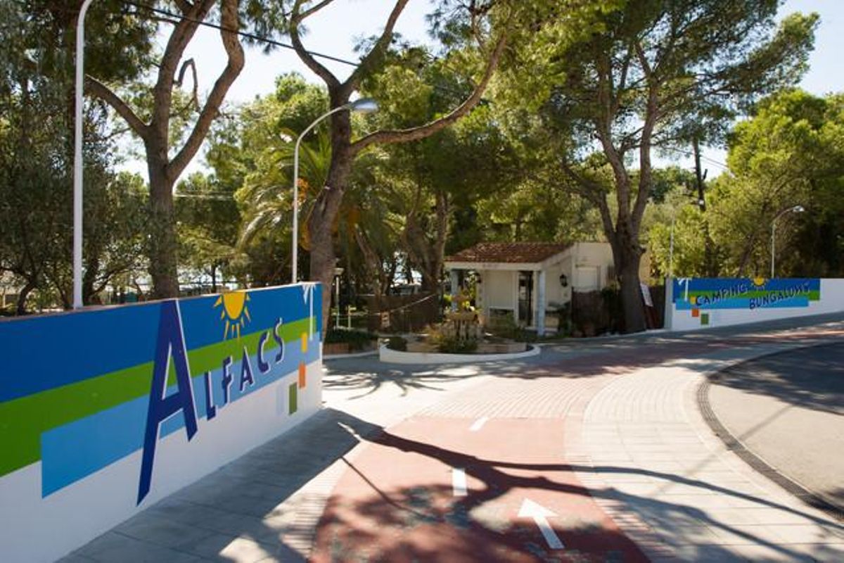 La entrada al cámping Els Alfacs, en Alcanar. La entrada al cámping Els Alfacs, en Alcanar.