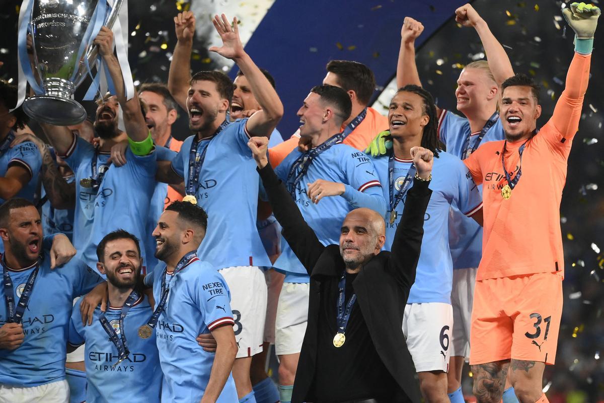   Pep Guardiola celebra junto a los jugadores del Manchester City su triunfo en la Champions
