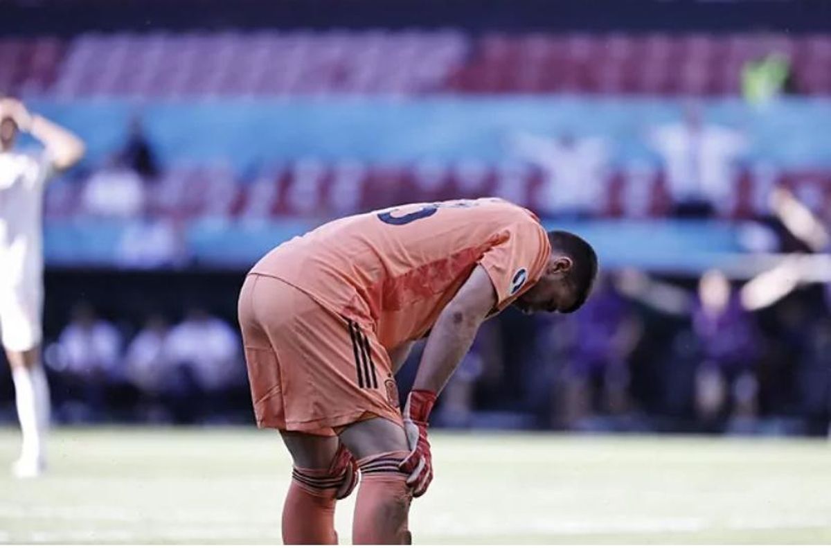 Unai Simón tras marcarse en propia portería Unai Simón tras marcarse en propia portería