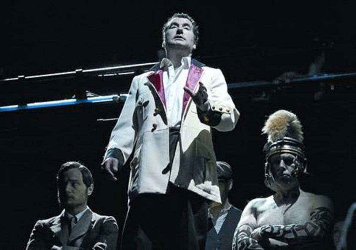 Poncio Pilatos (Tim McMullan), en una escena de la obra que dirige Simon McBurney. Poncio Pilatos (Tim McMullan), en una escena de la obra que dirige Simon McBurney.