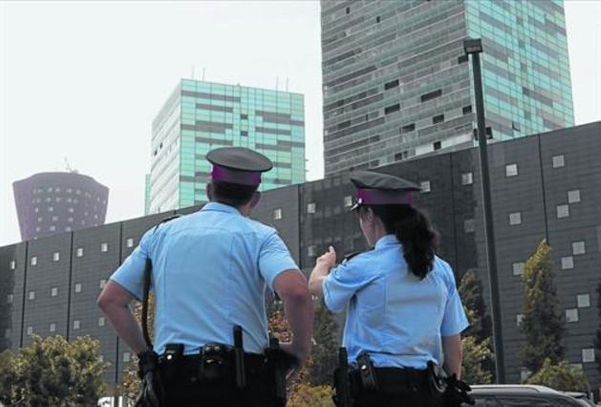 Dos agentes de los Mossos d’Esquadra patrullan en L’Hospitalet, el pasado octubre. Dos agentes de los Mossos d’Esquadra patrullan en L’Hospitalet, el pasado octubre.