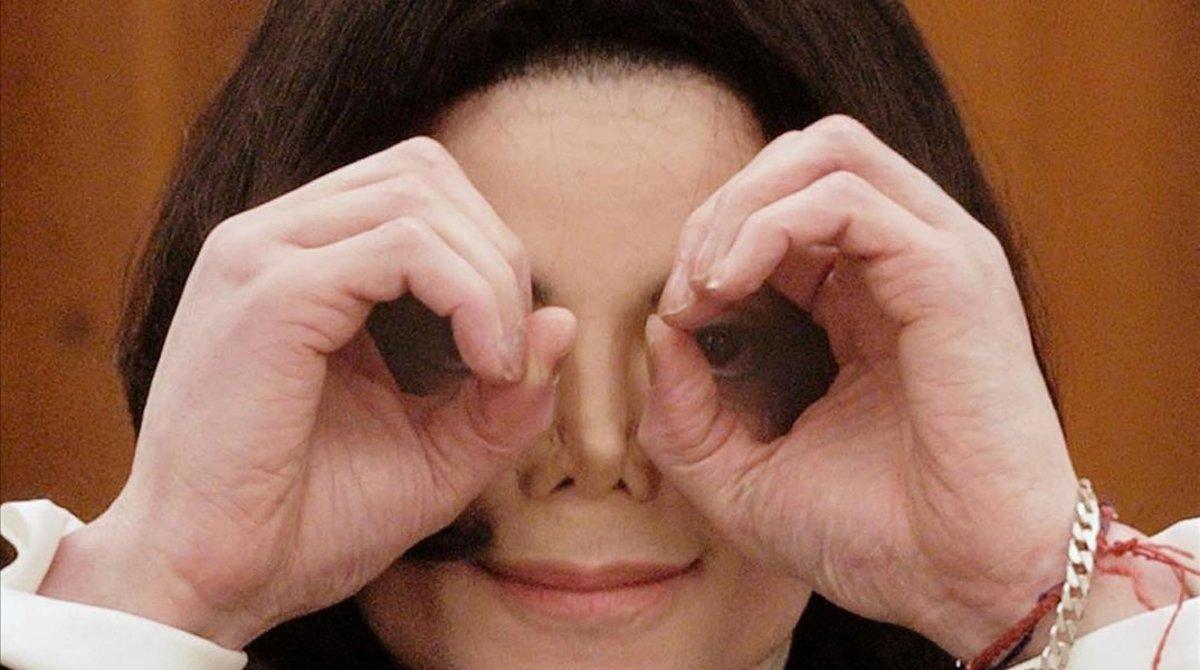 Michael Jackson bromea con el fotógrafo durante una comparecencia judicial en Santa Mónica, en el 2002. Michael Jackson bromea con el fotógrafo durante una comparecencia judicial en Santa Mónica, en el 2002.