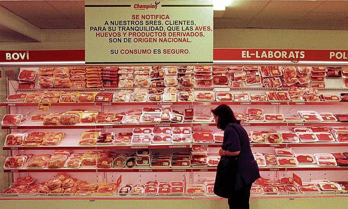 Venta de productos cárnicos en un supermercado Champion en Barcelona de los años 90.