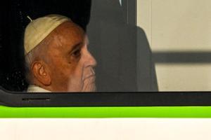 El papa Francisco, en la plataforma que le ha subido al avión para dirigirse a la República Democrática de Congo, este lunes en el aeropuerto de Fuimicino.