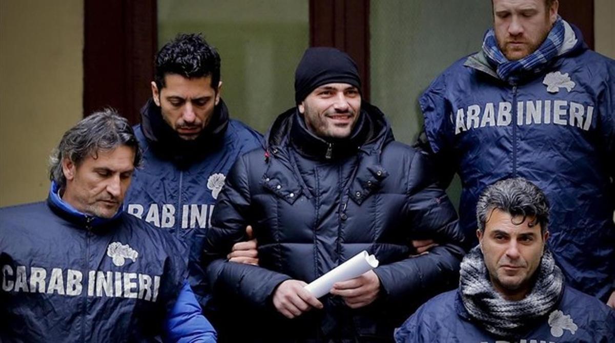 El supuesto jefe de la Camorra Alessandro Giannelli, en el centro, es escoltado por la policia tras ser arrestado por los Carabinieri cerca de Caserta  en Napoles  Italia  el 9 de febrero del 2016.