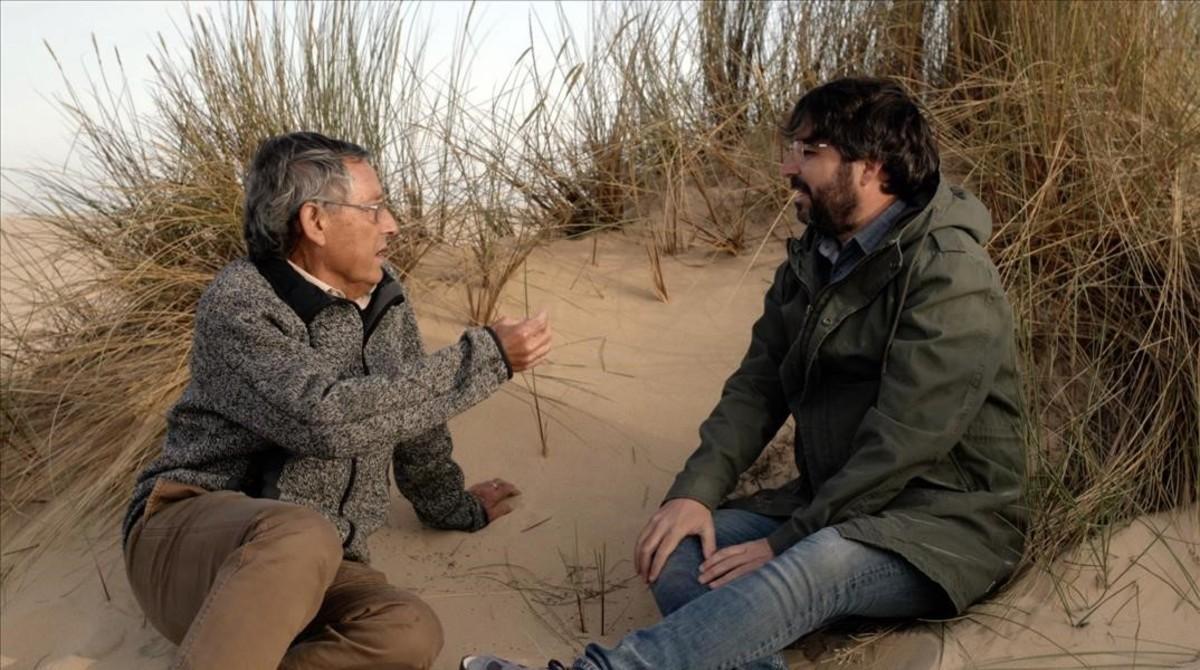 Jordi Évole, junto al biólogo Miguel Delibes de Castro, en ’Salvados’. 