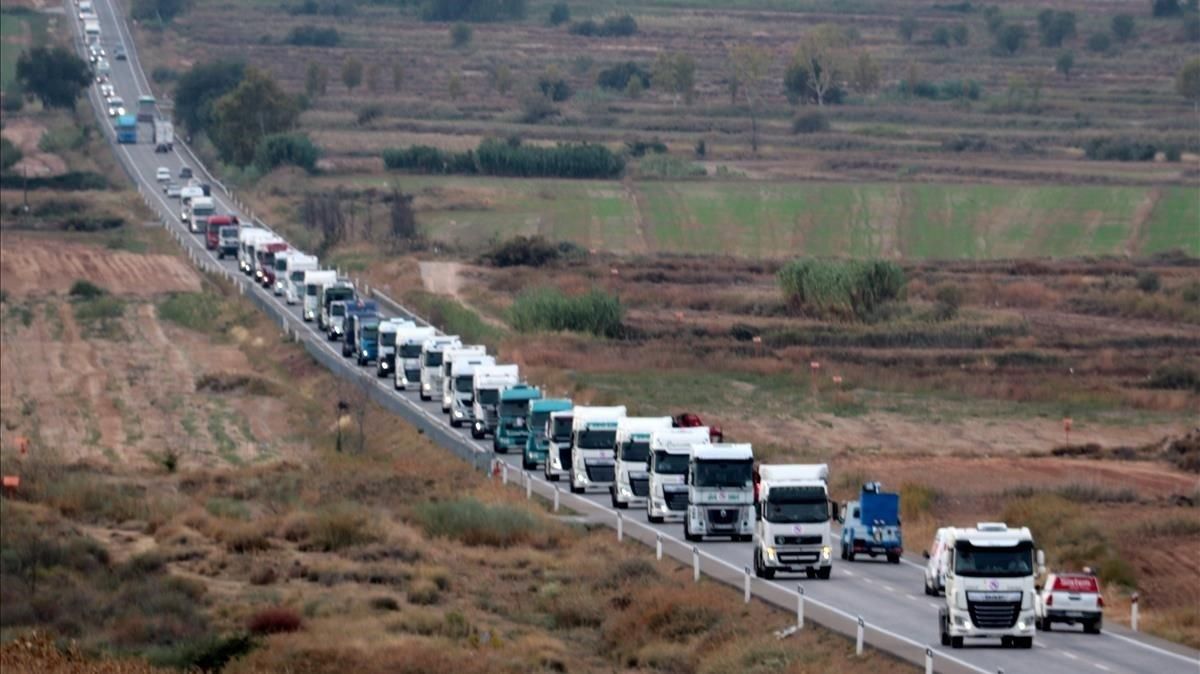 Marcha lenta de camiones en la N-240 a su paso por Lleida. Marcha lenta de camiones en la N-240 a su paso por Lleida.