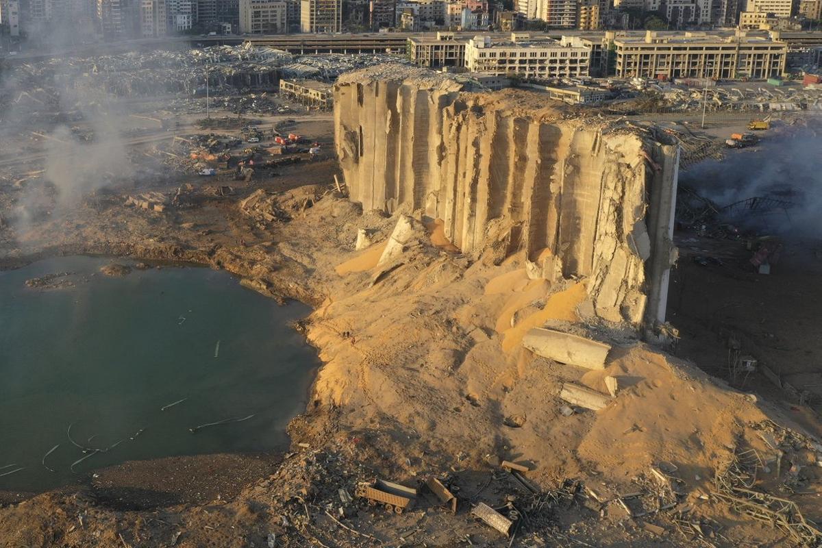 Vista de dron del almacén de Beirut que contenía el nitrato de amonio, este miércoles, el día después de la explosión.