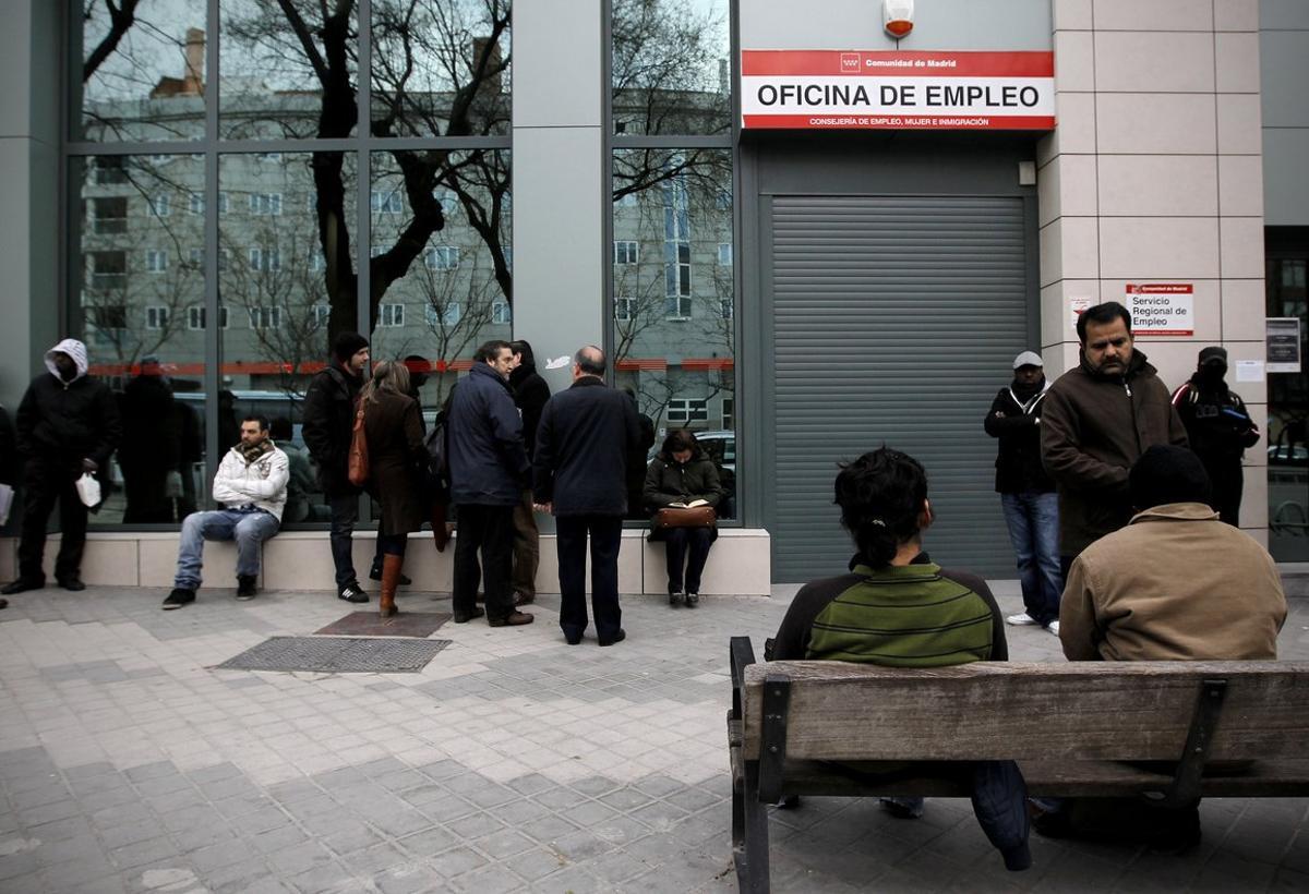 El paro cae en 27.027 personas en octubre. En la foto, una oficina de empleo en Madrid.
