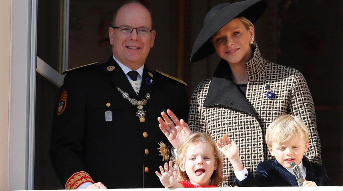 Alberto de Monaco  y su esposa  la princesa Charlene posan junto a sus hijos, los mellizos Jaime y Grabriella  durante la celebracion del Dia Nacional de Monaco en el Palacio del Principado.