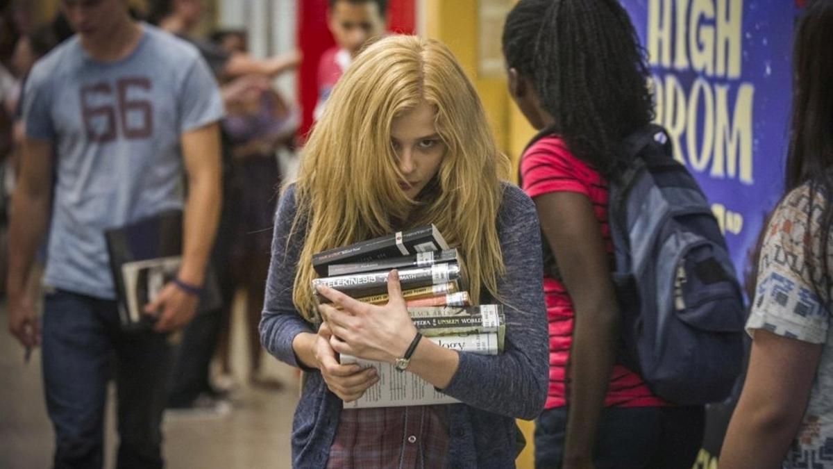 Hasta dos millones de niños sufren acoso escolar en España. En la foto, Chloë Grace Moretz, en un fotograma de ’Carrie’ (2013), película fundamental para entender el acoso en las aulas.