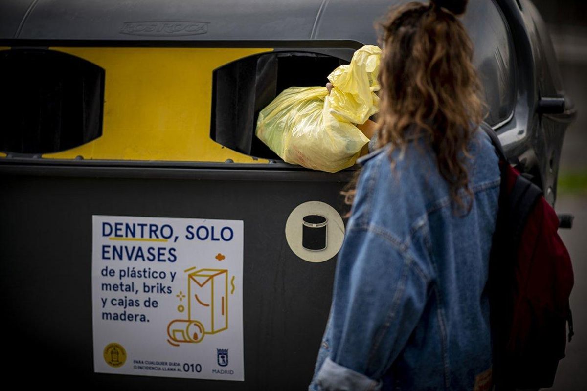 Los catalanes separaron 18,50 kg de envases en el contenedor amarillo. Los catalanes separaron 18,50 kg de envases en el contenedor amarillo.