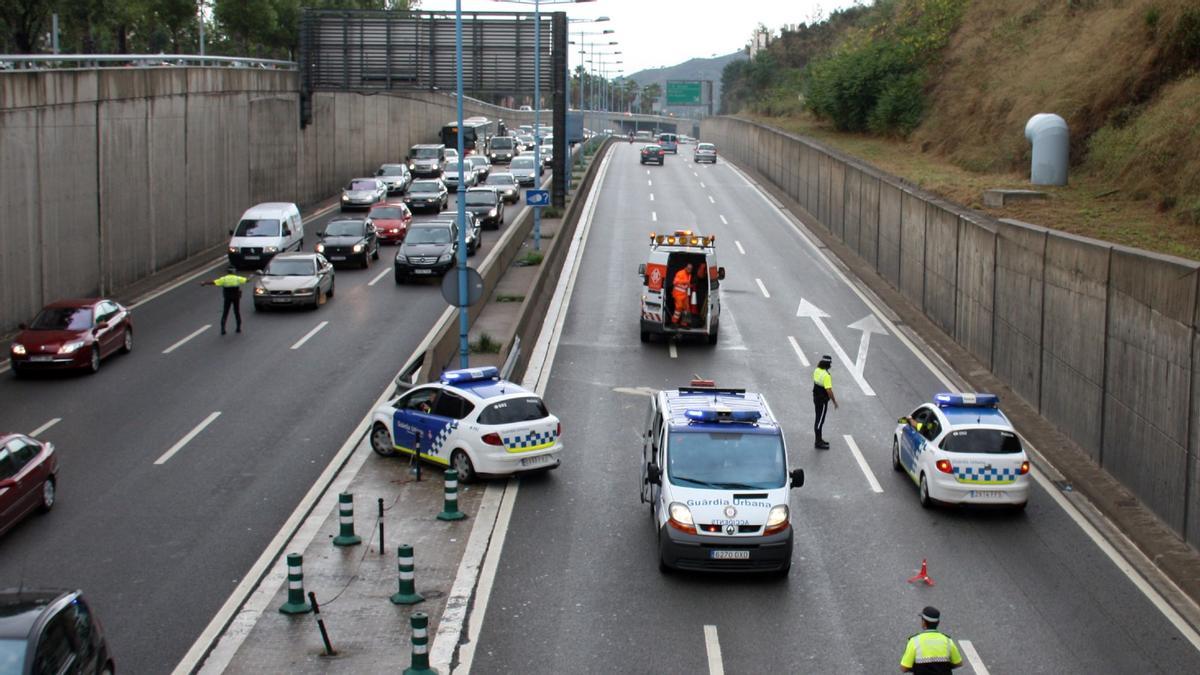 Mossos d’Esquadra regulan el tráfico tras un accidente en la Ronda de Dalt, hace unos años.