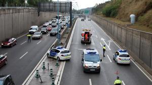 Mossos d’Esquadra regulan el tráfico tras un accidente en la Ronda de Dalt, hace unos años.