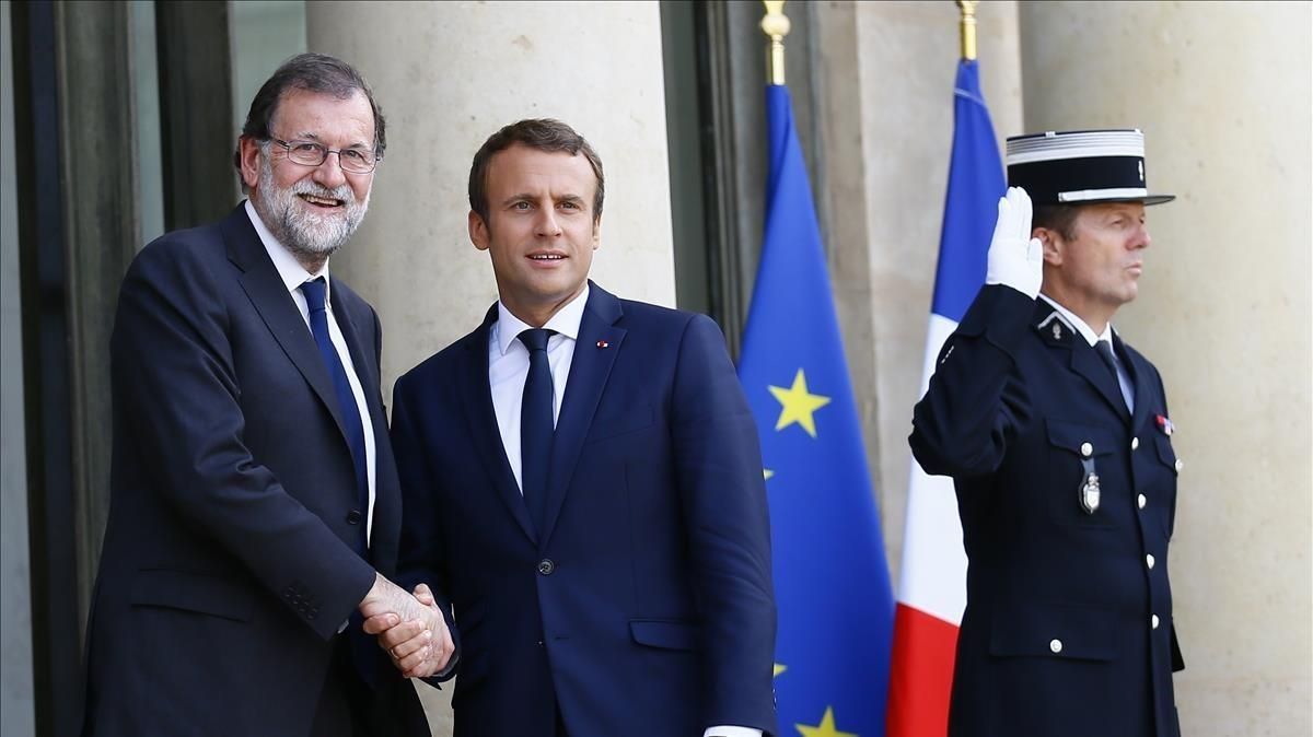 El presidente de Francia Emmanuel Macron recibe al presidente español Mariano Rajoy a su llegada en el Palacio del Elíseo este lunes El presidente de Francia Emmanuel Macron recibe al presidente español Mariano Rajoy a su llegada en el Palacio del Elíseo este lunes