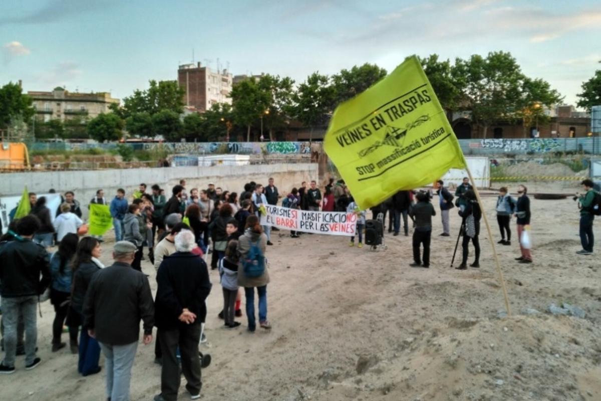 Vecinos ocupando el solar de un futuro hotel en Poblenou, este viernes.