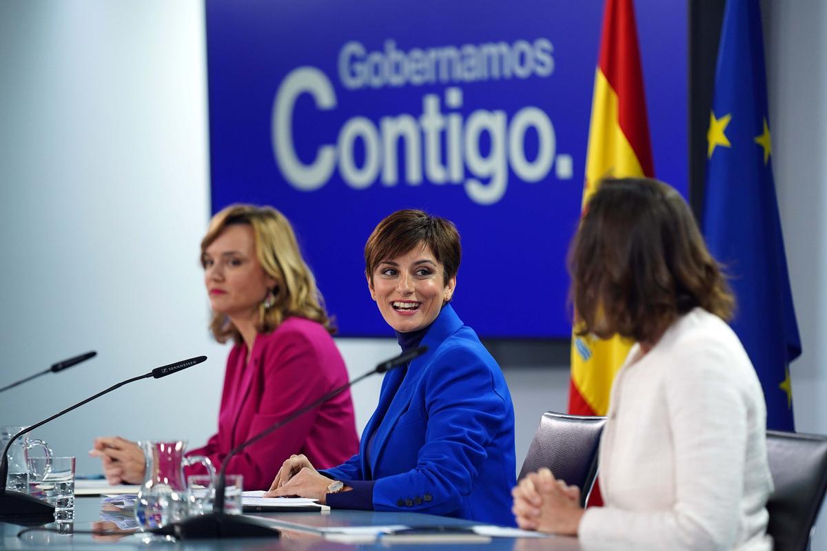 La ministra portavoz, Isabel Rodríguez (centro), junto a la ministra de Educación, Pilar Alegría (a su derecha), y la ministra de Industria, Reyes Maroto, este lunes, en la rueda de prensa tras el Consejo de Ministros. 
