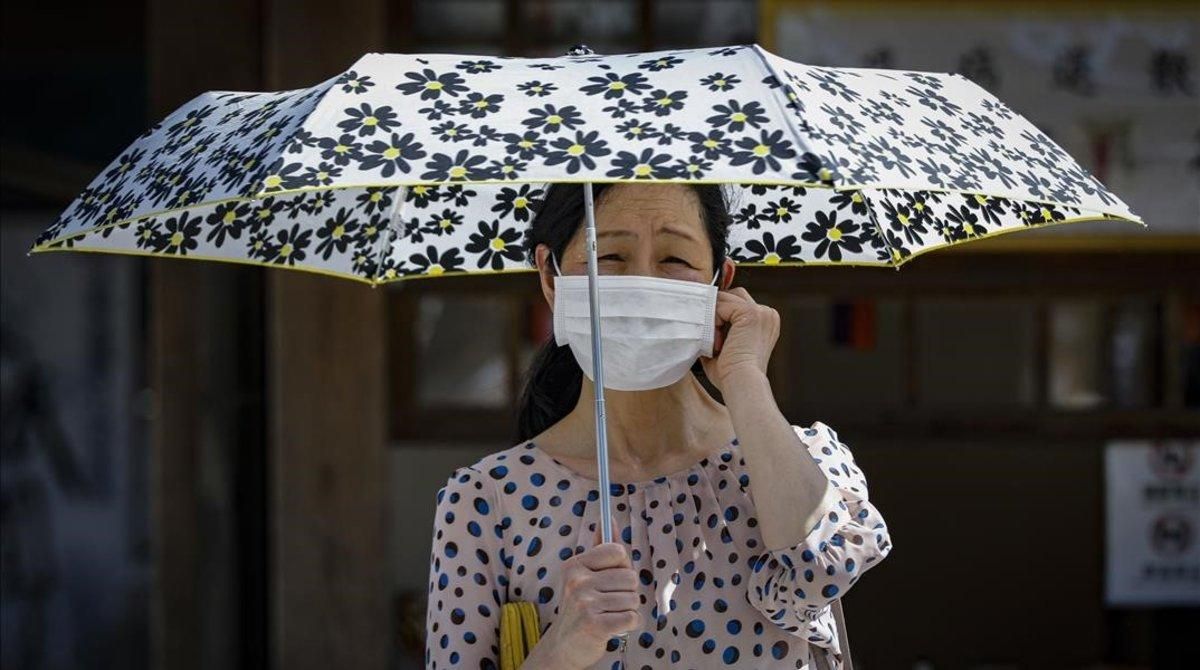 Una mujer con mascarilla en Kyoto, el pasado lunes. Una mujer con mascarilla en Kyoto, el pasado lunes.