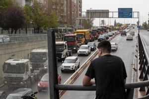 Una caravana de camiones recorre de forma lenta las principales avenidas de Murcia este 17 de marzo de 2022, en la cuarta jornada de huelga de transportistas convocada por la Plataforma en Defensa del Sector de Transporte de Mercancías por Carretera.