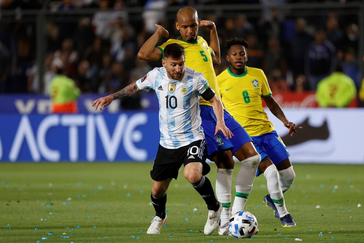 Leo Messi le disputa el balón al brasileño Fabinho