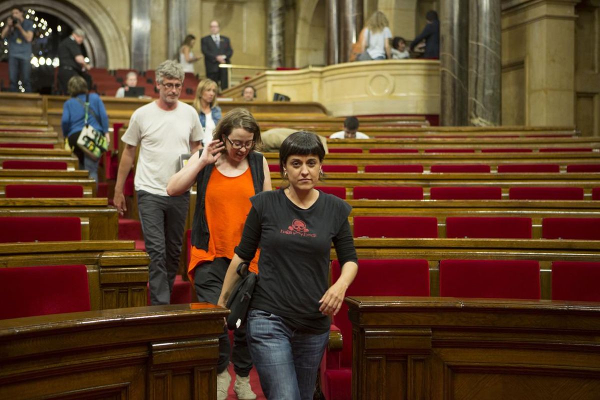 Diputados de la CUP, con Anna Gabriel al frente, abandonan el hemiciclo del Parlament tras rechazar los presupuestos. Diputados de la CUP, con Anna Gabriel al frente, abandonan el hemiciclo del Parlament tras rechazar los presupuestos.
