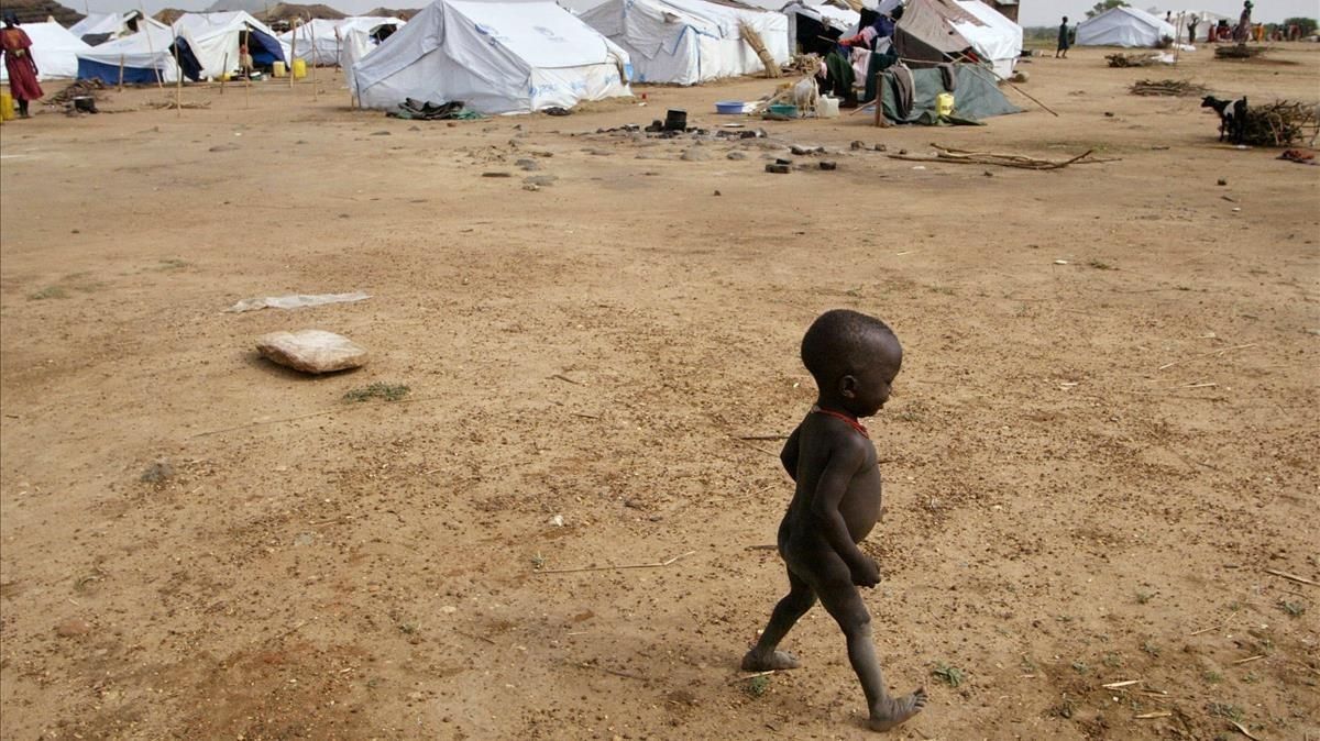 Un niño sudanés camina por un campo de refugiados al sur de Juba, en abril del 2006. Un niño sudanés camina por un campo de refugiados al sur de Juba, en abril del 2006.