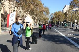 Varias mujeres, en la concentración feminista de Barcelona, a la altura de la plaza de la Universitat.