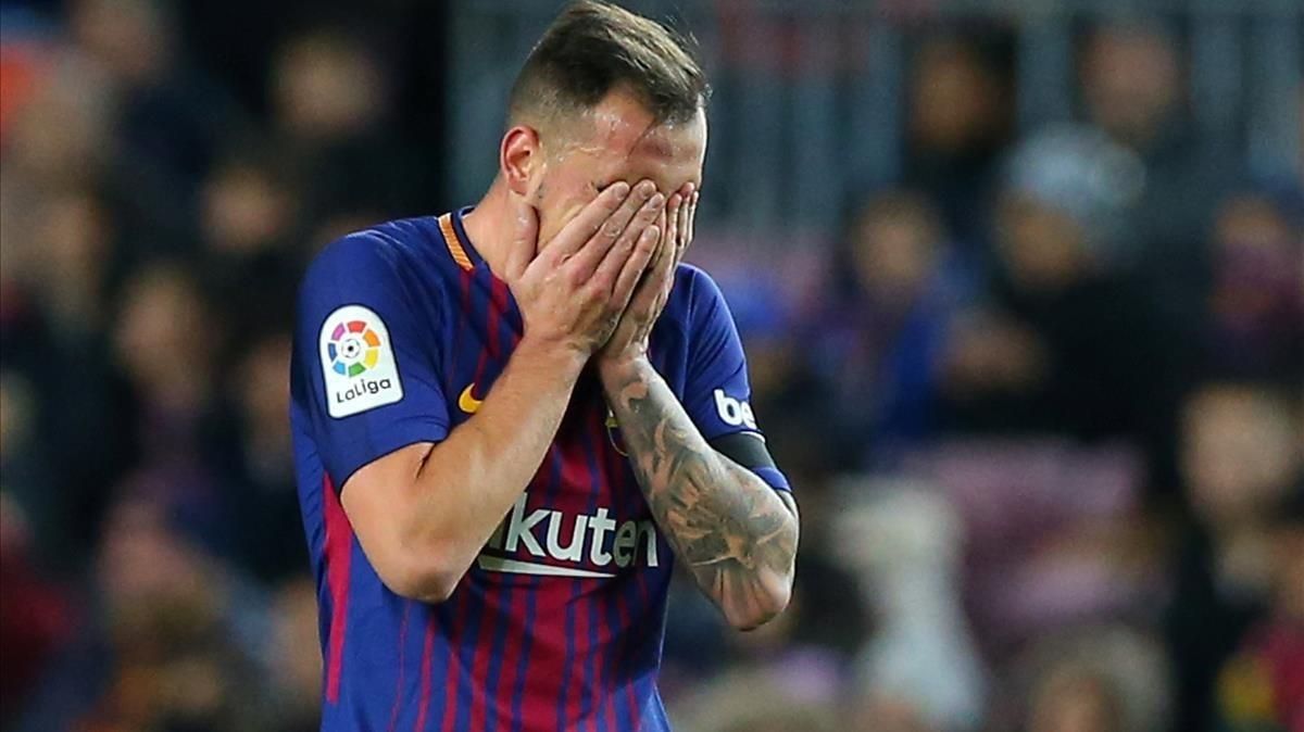 Alcácer abandona decepcionado el Camp Nou tras su lesión muscular contra el Deportivo. Alcácer abandona decepcionado el Camp Nou tras su lesión muscular contra el Deportivo.