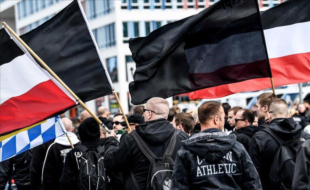 Manifestantes ultraderechistas mientras participan en una protesta en Chemnitz en mayo del 2018.
