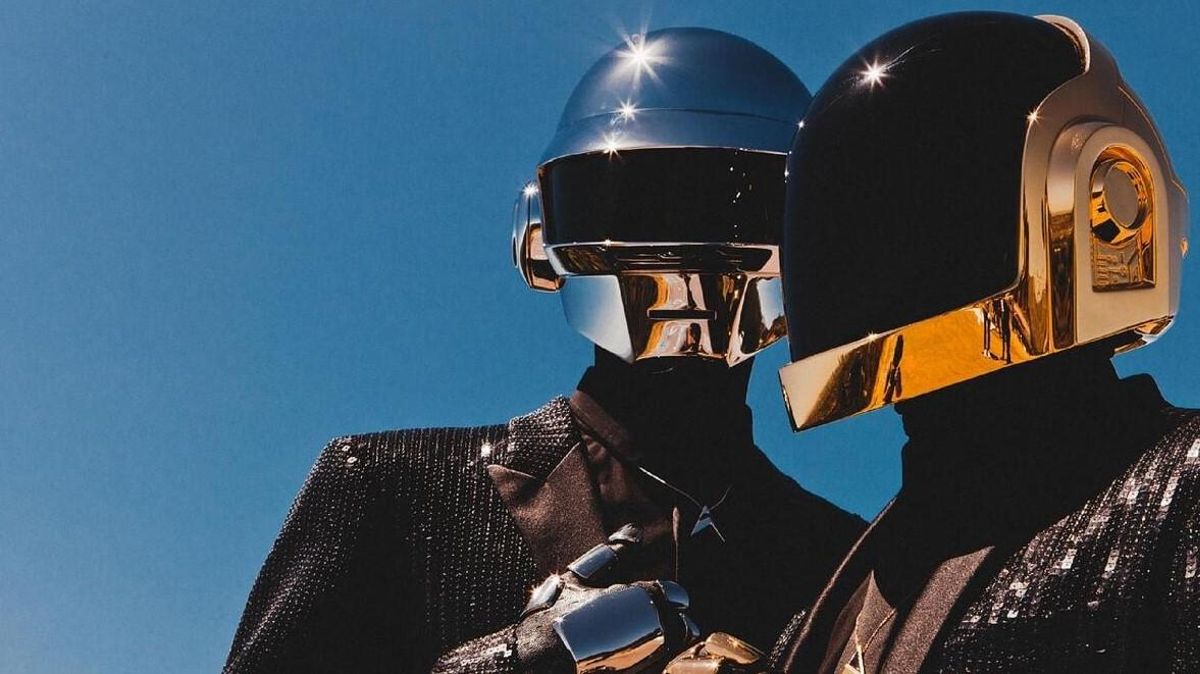 El dúo francés de electrónica Daft Punk. El dúo francés de electrónica Daft Punk.
