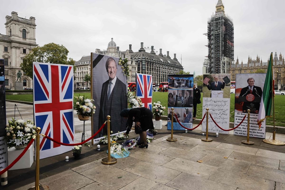 Homenaje al diputado conservador asesinado, David Amess, en frente del Parlamento británico. Homenaje al diputado conservador asesinado, David Amess, en frente del Parlamento británico.