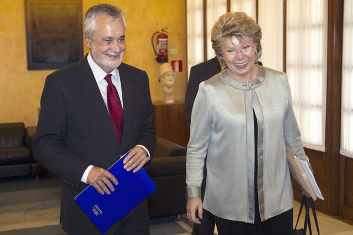 La comisaria europea de Justicia, Viviane Reding, junto al presidente de la Junta de Andalucía, José Antonio Griñán, el pasado martes en Sevilla.